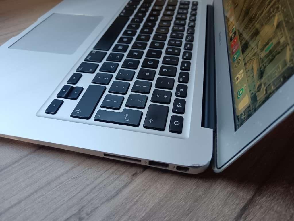 MacBook Air (13-inch, 2017) + Free Laptop Bag