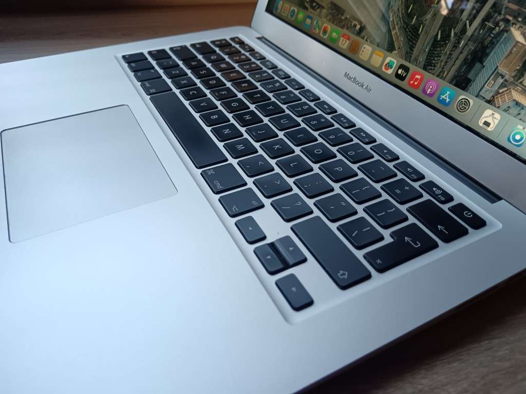 MacBook Air (13-inch, 2017) + Free Laptop Bag