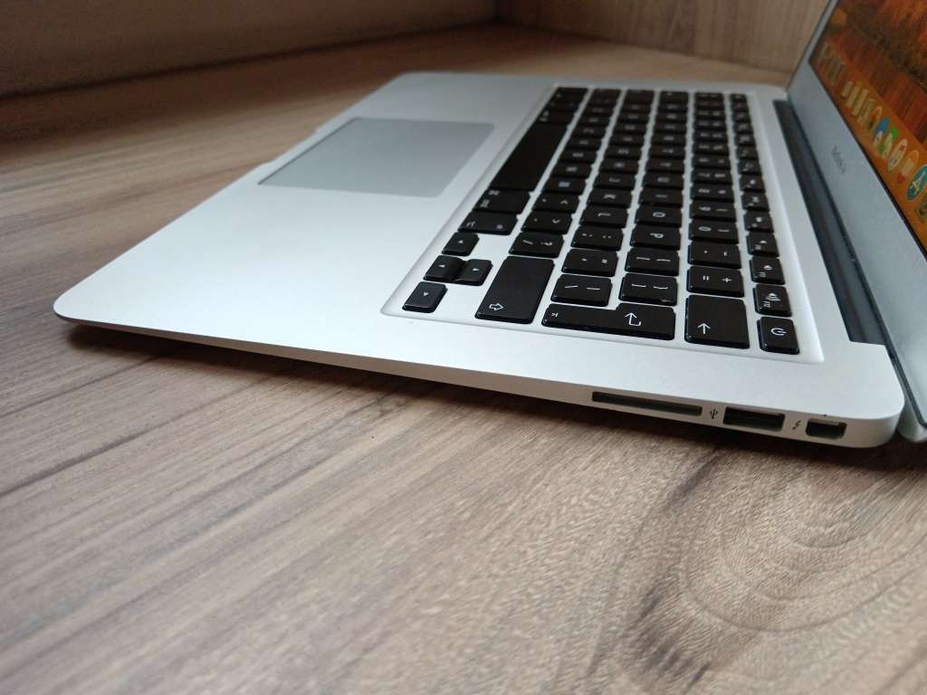 MacBook Air (13-inch, Mid 2013) + Free Laptop Bag