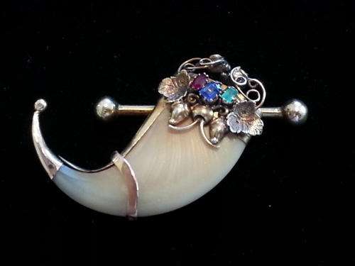 Beaotufully detailed 14ct lions claw broach with ruby, emerald and saphire