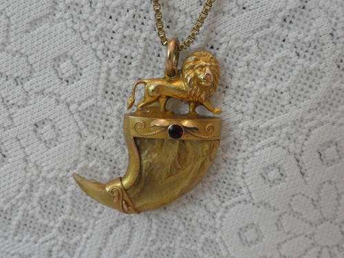 UNUSUAL LIONS CLAW & GARNET PENDANT
