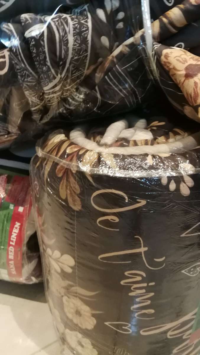 COMFORTER SET..DOUBLE bed only -MOTHER'S DAY SPECIAL- STOCK MUST CLEAR- REVERSIBLE