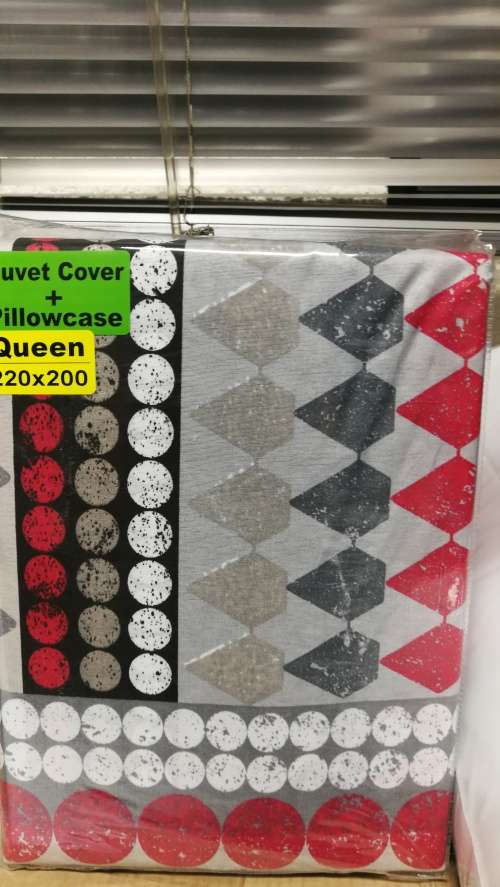 DUVET 3PCE SET -QUEEN bed WITH 2 STANDARD PILLOW CASES