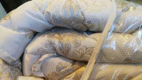 COMFORTER SET -QUEEN bed . 5PIECE*** EQUISITE QUALITY*** SATIN FINISH