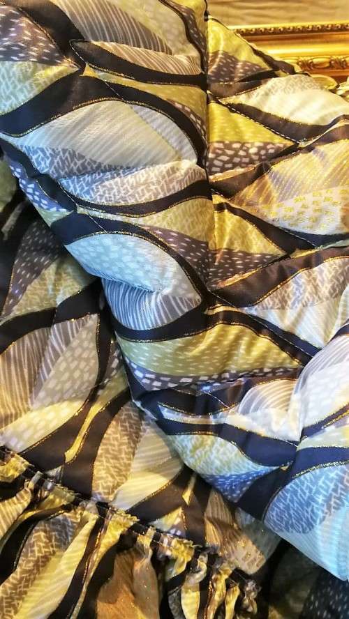 COMFORTER SET -QUEEN  SIZE bed . 5PIECE*** EQUISITE QUALITY*** SATIN FINISH SEE DESCRIPTION