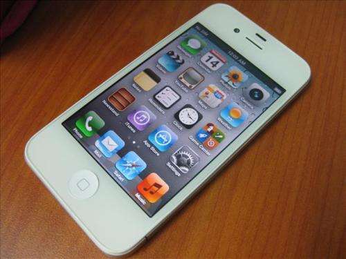 IPHONE 4 -WHITE  (GOOD CONDITION)READ DESCRIPTION**BARGAIN**