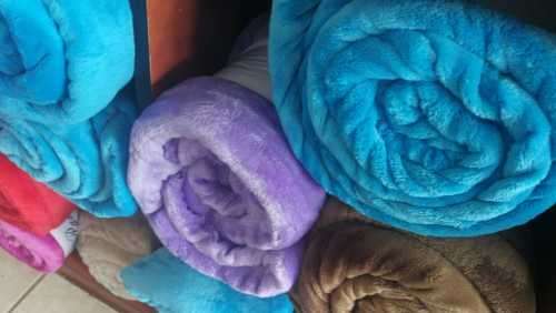 BED THROWS .LUXURIOUS QUALITY***FRIDAY BARGAINS*** VALUED @R499