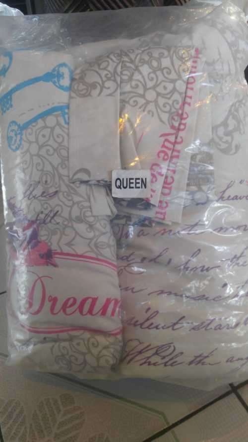 COMFORTER SET...SIZES ,QUEEN- STOCK MUST CLEAR-