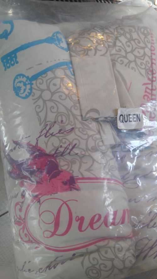 COMFORTER SET...SIZES ,QUEEN- STOCK MUST CLEAR-