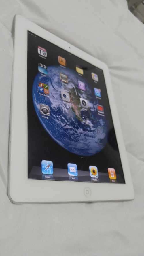 Apple iPad 2 MC984LL/A Tablet (64GB, Wifi - White)