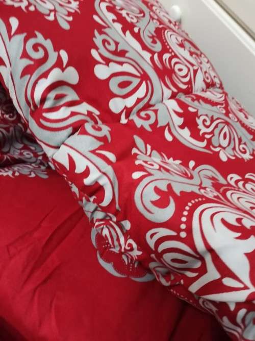 COMFORTER 3PIECE**STUNNING  SET IN QUEEN* RED AND GREY**** ITS ABSOLUTELY STUNNING***WOW*BARGAIN