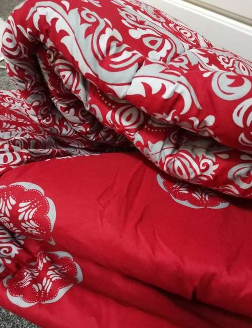 COMFORTER 3PIECE**STUNNING  SET IN QUEEN* RED AND GREY**** ITS ABSOLUTELY STUNNING***WOW*BARGAIN