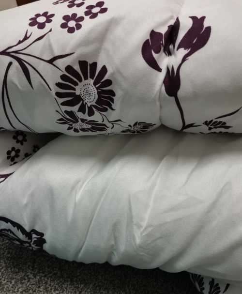 COMFORTER 3PIECE STUNNING SET IN QUEEN* DARK PURPLE & WHITE** ITS ABSOLUTELY STUNNING***WOW*BARGAIN