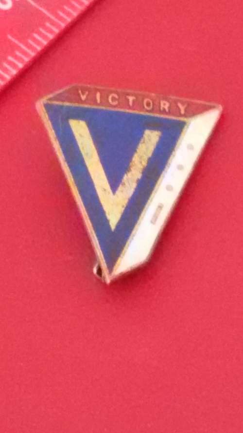VICTORY - BADGE / PIN