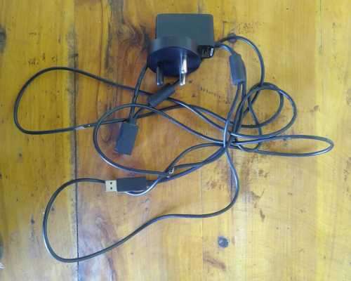 Xbox 360 console, 2 x controllers, kinect, 20 games