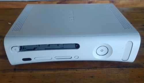 Xbox 360 console, 2 x controllers, kinect, 20 games