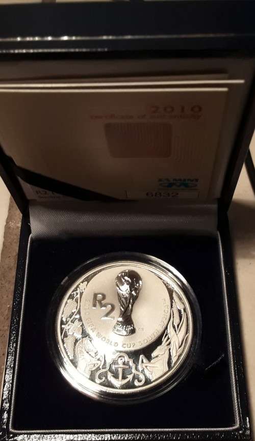 RSA 2010 FIFA R2 SILVER PROOF COIN in SA MINT PRESENTATION BOX with CoA.