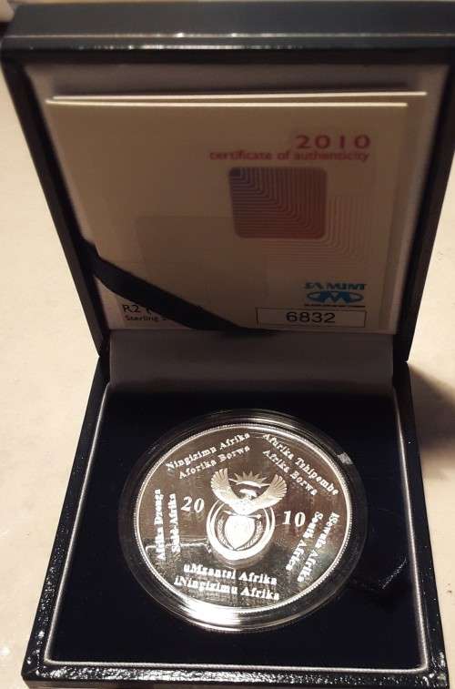 RSA 2010 FIFA R2 SILVER PROOF COIN in SA MINT PRESENTATION BOX with CoA.