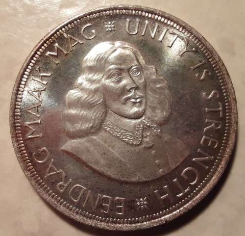 RSA 1963 SILVER 50 CENT CROWN - EITHER UNC or PROOF with LIGHT TONING & IN CAPSULE. LOOKS LIKE PROOF