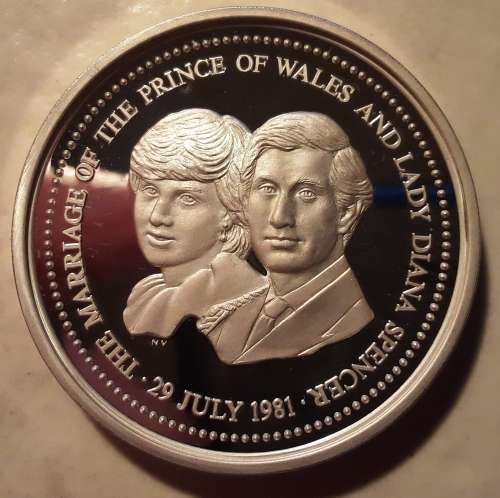 1981 CHARLES & DIANA`s WEDDING COMMEMORATIVE PROOF STG. SILVER MEDALLION IN RED PRESENTATION BOX.