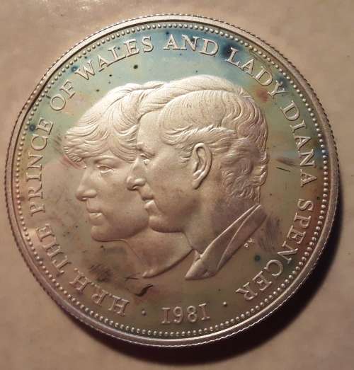 1981 SILVER COMMERATIVE MEDALLION. CHARLES & DIANA`s WEDDING. WEIGHT 28,3 GRAMS. SOME TONING.
