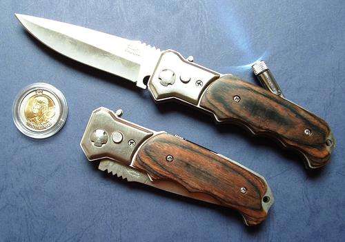 MID SIZED SINGLE BLADE SS KNIFE with PUSH BUTTON BLADE RELEASE & A MINI TORCH + FREE R5 MANDELA COIN