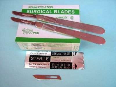 BOX OF 100 SEALED STAINLESS STEEL SURGICAL BLADES WITH 2 HANDLES