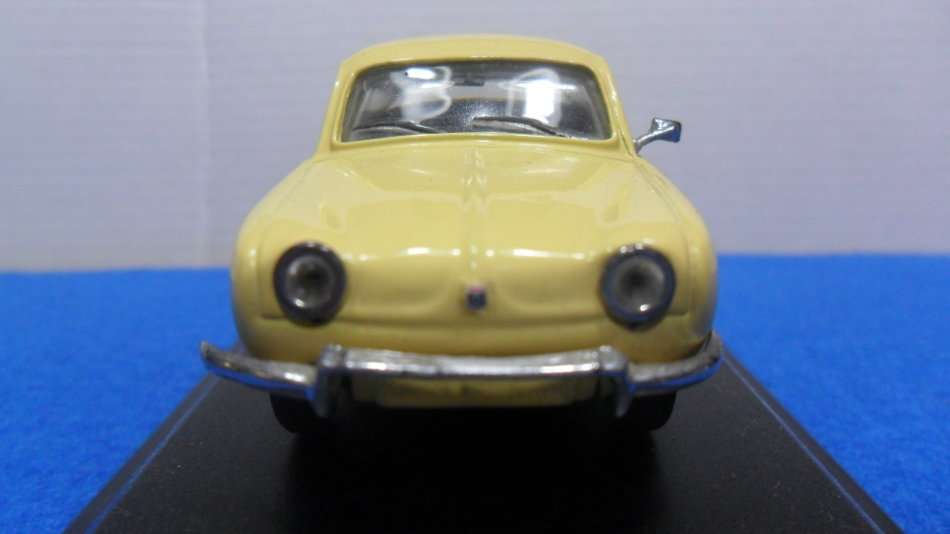 DEL PRADO 1960 RENAULT DAUPHINE " THE ULTIMATE CAR COLLECTION "MINT CONDITION WITH THE DISPLAY BASE