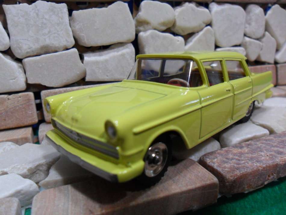 RARE STUNNING ATLAS DINKY NO 177  OPEL KAPITAN  ( YELLOW  VERSION ) MINT WITH THE ORIGINAL SA BOX.