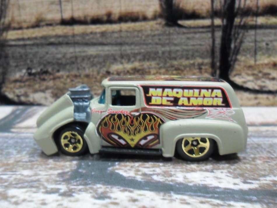 STUNNING   HOT WHEELS 1956 FORD F-100 MAQUINA DE AMOR  , NEAR MINT , MADE IN 2005