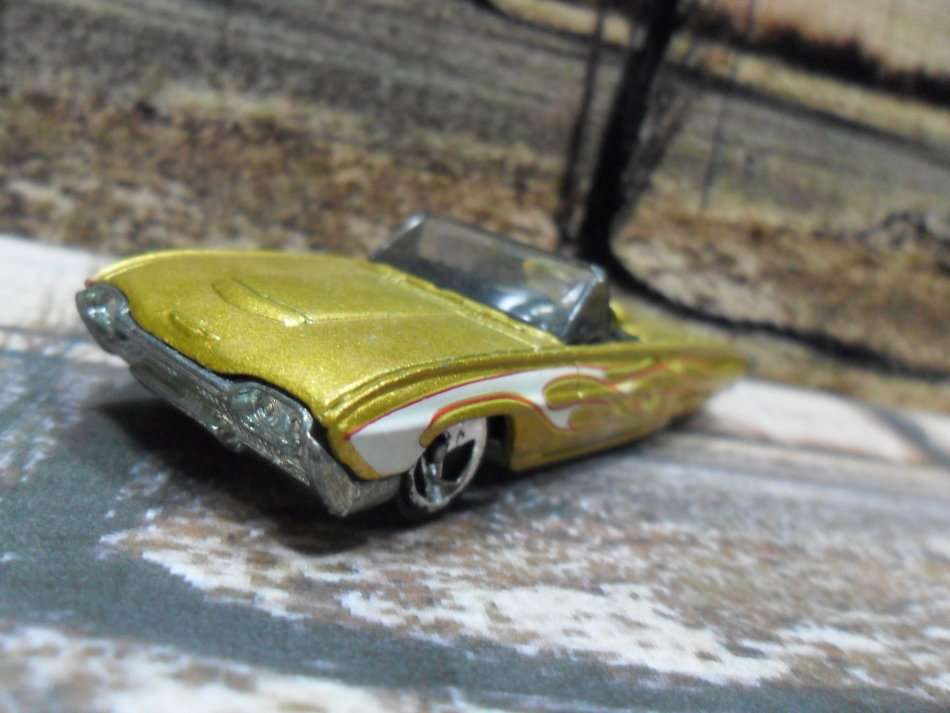 STUNNING   HOT WHEELS 1963 FORD T -BIRD   , NEAR MINT , MADE IN MALAYSIA   IN  2004