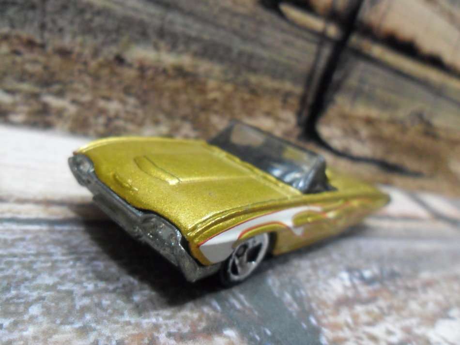 STUNNING   HOT WHEELS 1963 FORD T -BIRD   , NEAR MINT , MADE IN MALAYSIA   IN  2004