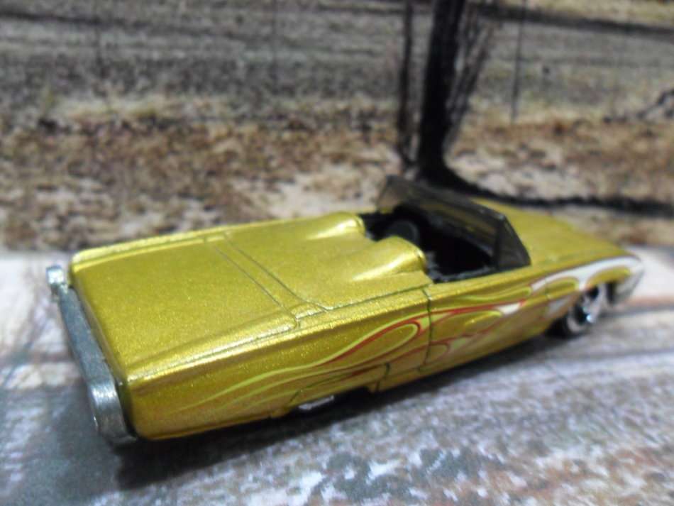 STUNNING   HOT WHEELS 1963 FORD T -BIRD   , NEAR MINT , MADE IN MALAYSIA   IN  2004