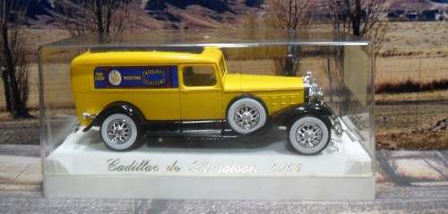 ABSOLUTELY STUNNING  SOLIDO  NO 4065  - 1930 `S  CADILLAC V -16   -  MINT  -  WITH DISPLAY CASE