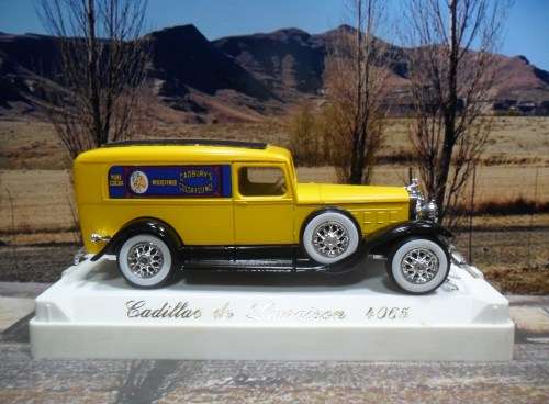 ABSOLUTELY STUNNING  SOLIDO  NO 4065  - 1930 `S  CADILLAC V -16   -  MINT  -  WITH DISPLAY CASE