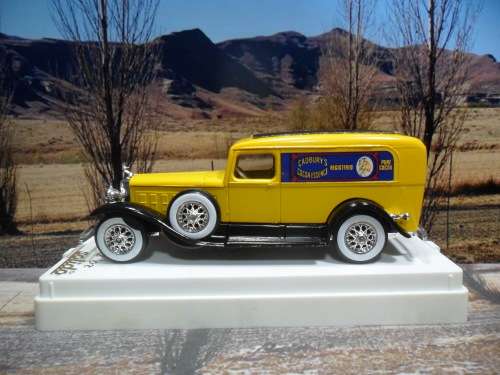 ABSOLUTELY STUNNING  SOLIDO  NO 4065  - 1930 `S  CADILLAC V -16   -  MINT  -  WITH DISPLAY CASE