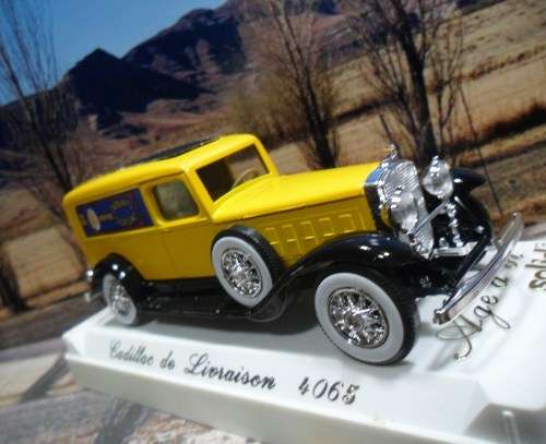 ABSOLUTELY STUNNING  SOLIDO  NO 4065  - 1930 `S  CADILLAC V -16   -  MINT  -  WITH DISPLAY CASE
