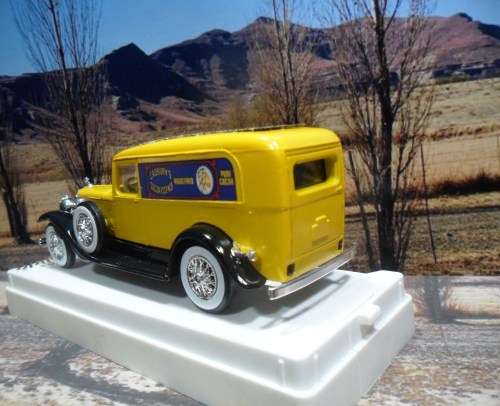 ABSOLUTELY STUNNING  SOLIDO  NO 4065  - 1930 `S  CADILLAC V -16   -  MINT  -  WITH DISPLAY CASE