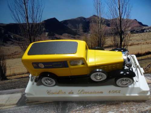 ABSOLUTELY STUNNING  SOLIDO  NO 4065  - 1930 `S  CADILLAC V -16   -  MINT  -  WITH DISPLAY CASE