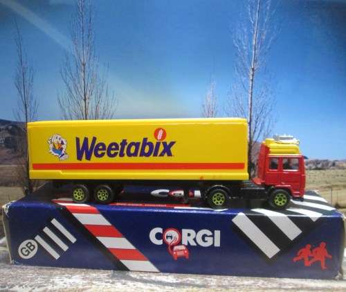 CORGI JUNIORS -- VOLVO  CONTAINER TRUCK ` WEETABIX ` -  MADE IN GREAT BRITAIN IN 1985 - MINT - BOXED