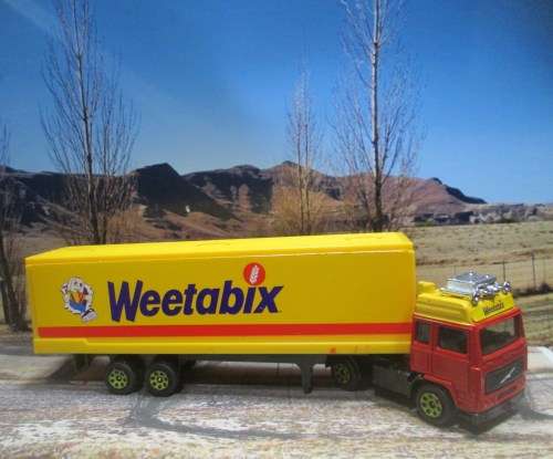 CORGI JUNIORS -- VOLVO  CONTAINER TRUCK ` WEETABIX ` -  MADE IN GREAT BRITAIN IN 1985 - MINT - BOXED