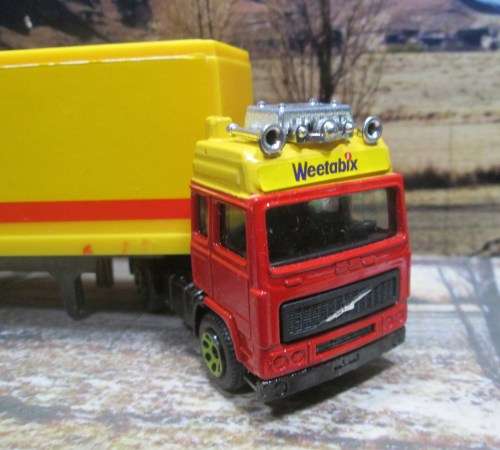 CORGI JUNIORS -- VOLVO  CONTAINER TRUCK ` WEETABIX ` -  MADE IN GREAT BRITAIN IN 1985 - MINT - BOXED