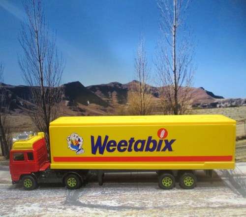 CORGI JUNIORS -- VOLVO  CONTAINER TRUCK ` WEETABIX ` -  MADE IN GREAT BRITAIN IN 1985 - MINT - BOXED