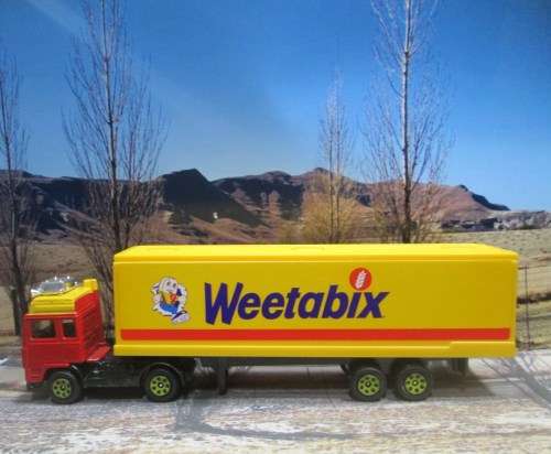 CORGI JUNIORS -- VOLVO  CONTAINER TRUCK ` WEETABIX ` -  MADE IN GREAT BRITAIN IN 1985 - MINT - BOXED
