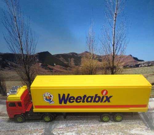 CORGI JUNIORS -- VOLVO  CONTAINER TRUCK ` WEETABIX ` -  MADE IN GREAT BRITAIN IN 1985 - MINT - BOXED