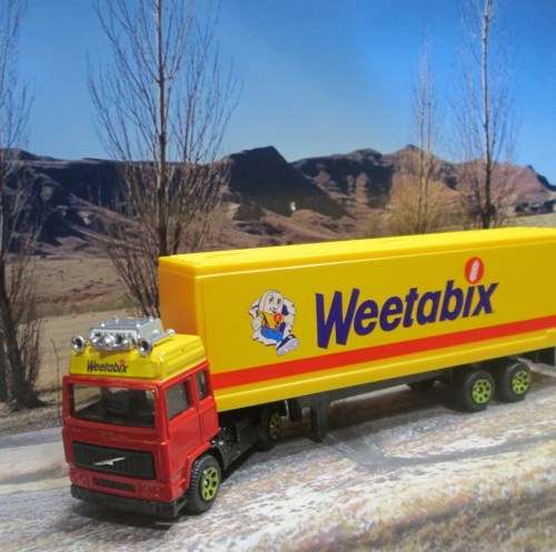 CORGI JUNIORS -- VOLVO  CONTAINER TRUCK ` WEETABIX ` -  MADE IN GREAT BRITAIN IN 1985 - MINT - BOXED
