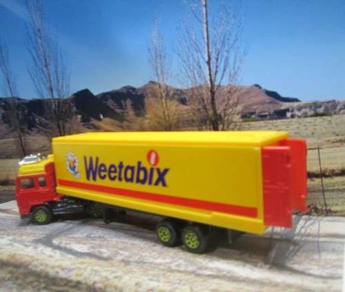 CORGI JUNIORS -- VOLVO  CONTAINER TRUCK ` WEETABIX ` -  MADE IN GREAT BRITAIN IN 1985 - MINT - BOXED