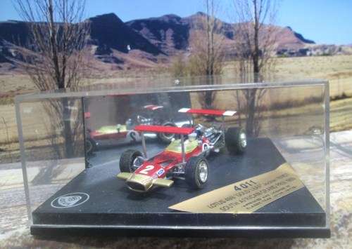 QUARTZO  NO 4011  -  LOTUS 49B  ` J . RINDT  ` - SOUTH AFRICAN  G.P. 1969  MINT IN DISPLAY CASE