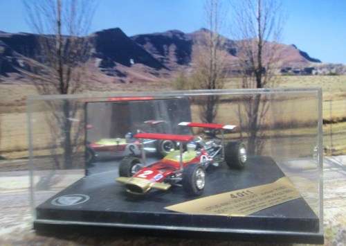 QUARTZO  NO 4011  -  LOTUS 49B  ` J . RINDT  ` - SOUTH AFRICAN  G.P. 1969  MINT IN DISPLAY CASE
