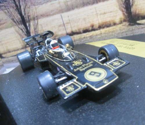 QUARTZO  NO 4023  -  LOTUS - FORD  72D  ` DAVE WALKER `  BRITISH  G.P. 1972 -  MINT IN DISPLAY CASE